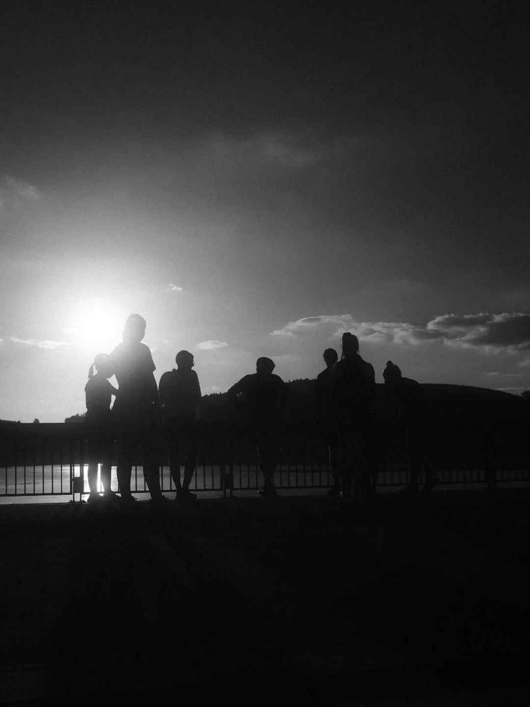 Silhouetten der Gruppe vor der untergehenden Sonne